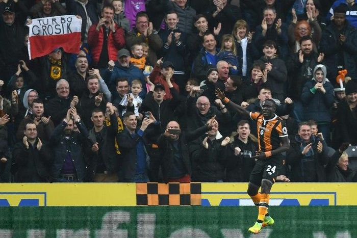 Hull City's Oumar Niasse celebrates scoring his second goal during their English Premier League football match against Swansea City in Kingston upon Hull, north east England on March 11, 2017