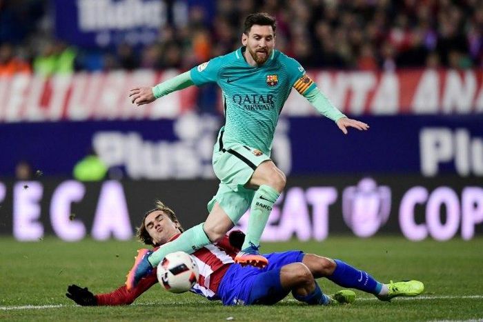 Barcelona's forward Lionel Messi (top) vies with Atletico Madrid's forward Antoine Griezmann during the Spanish Copa del Rey semi final first leg football match February 1, 2017