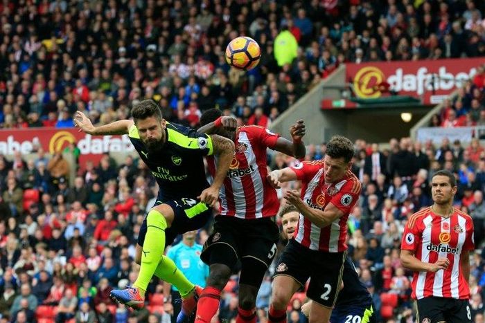 Arsenal's French striker Olivier Giroud heads the ball to score their third goal during the English Premier League football match between Sunderland and Arsenal at the Stadium of Light in Sunderland, northeast England on October 29, 2016