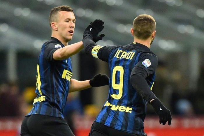 Inter Milan's Argentina Mauro Icardi (R) celebrates with teammate Ivan Perisic after scoring a goal against Chievo in Milan on January 14 , 2017