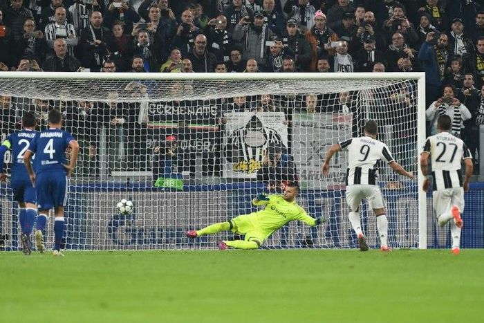 Juventus' forward Gonzalo Higuain kicks ans scores a penalty against Lyon's goalkeeper Anthony Lopes during the UEFA Champions League football match Juventus vs Olympique Lyonnais on November 2, 2016 at the Juventus stadium in Turin