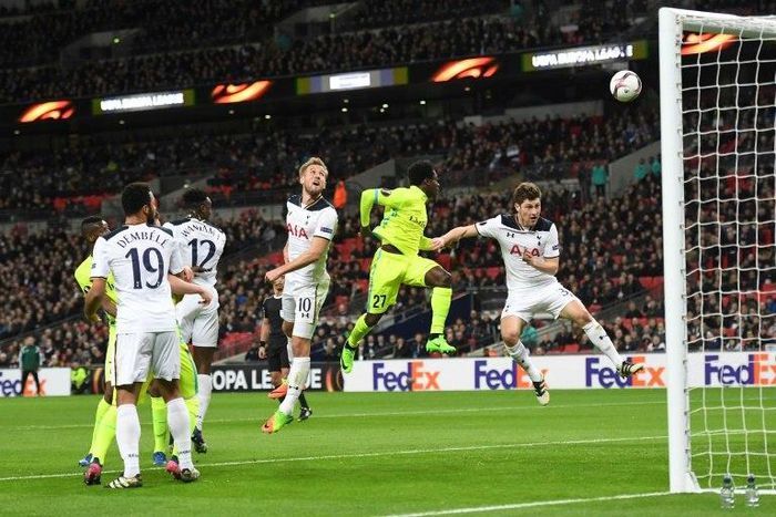 Tottenham Hotspur's striker Harry Kane (C) watches as his defensive header goes into his own goal to score an own goal to level the scores 1-1 during the UEFA Europa League football match between Tottenham Hotspur and KAA Gent on February 23, 2017