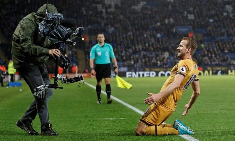 Tottenham Hotspur's Harry Kane (R) celebrates scoring his third goal during their English Premier League football match against Leicester City at King Power Stadium in Leicester, central England on May 18, 2017