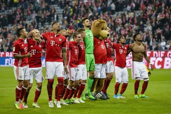The players of Bayern Munich celebrate their victory after the German first division Bundesliga football match FC Bayern Munich v BVB Borussia Dortmund in Munich, southern Germany, on April 8, 2017