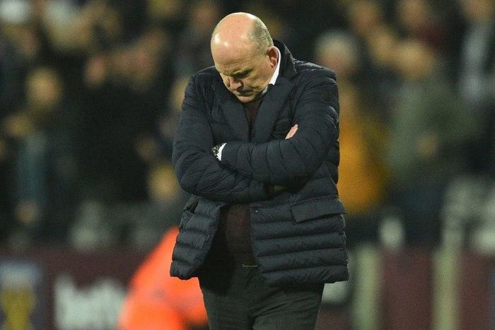 Hull City's English manager Mike Phelan reacts on the touchline during their match against West Ham United in London on December 17, 2016