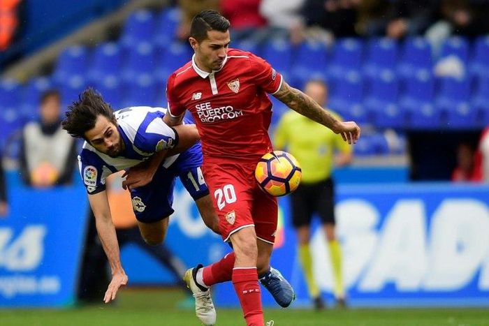 Sevilla forward Vitolo (R) gets away from Deportivo La Coruna defender Alejandro Arribas Garrido during the Spanish league match at the Municipal de Riazor Stadium in La Coruna, northwest Spain on November 19, 2016