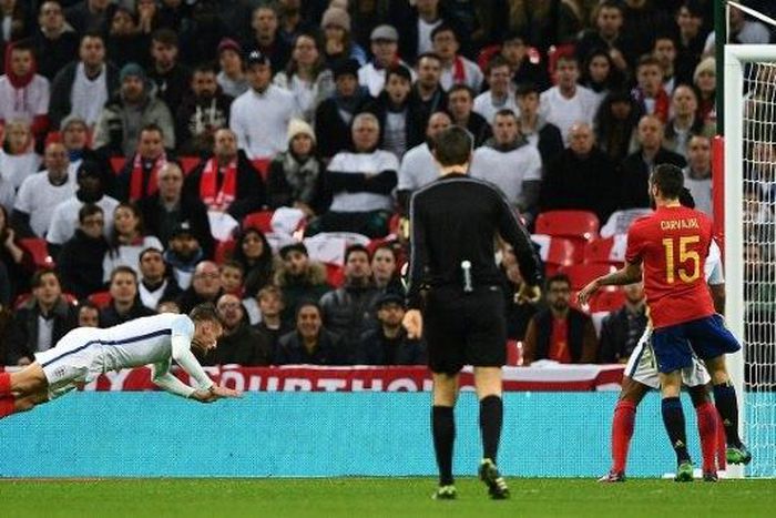 Leicester's Jamie Vardy dives to score for England against Spain at Wembley on November 15, 2016