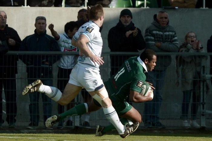 Pau's Fijian winger Watisonu Votu scores the first try during the French Top 14 rugby union match between Pau and Montpellier at the Hameau stadium on December 31, 2016 in Pau, southwestern France