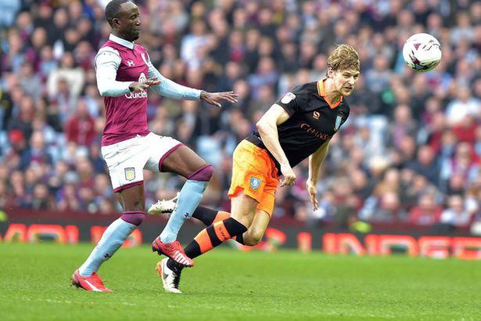 ___6355731___https:______static.pulse.com.gh___webservice___escenic___binary___6355731___2017___3___11___19___Jonathan-Kodjia-and-Glenn-Loovens-battle-for-the-ball