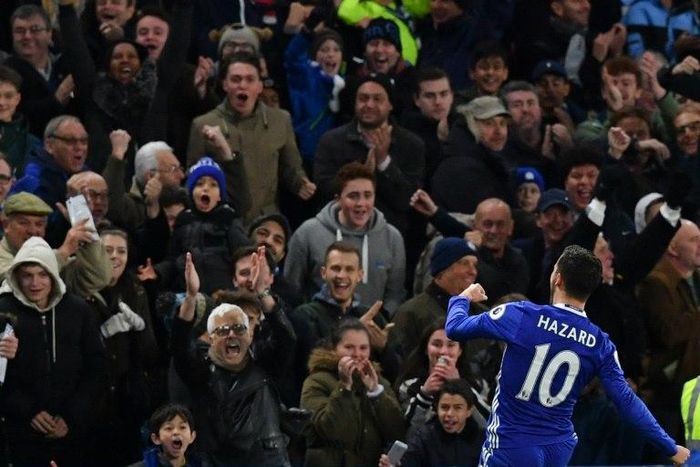 Chelsea's midfielder Eden Hazard (R) celebrates after scoring on November 5, 2016