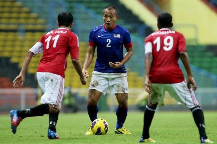 Malaysia's Mahalli Jasuli (C) is faced by Yemen players during the Asian Cup 2015 qualifying match in Shah Alam Stadium near Kuala Lumpur on March 22, 2013