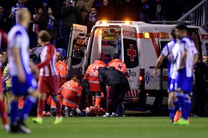 Atletico Madrid's forward Fernando Torres is evacuated in an ambulance due to an injury on March 2, 2017