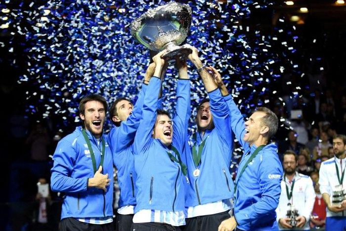 (R-L) Argentina's coach Daniel Orsanic, Juan martin del Potro, Guido Pella, Federico Delbonis and Leonardo Mayer celebrate with the trophy after winning the Davis Cup World Group final between Croatia and Argentina on November 27, 2016
