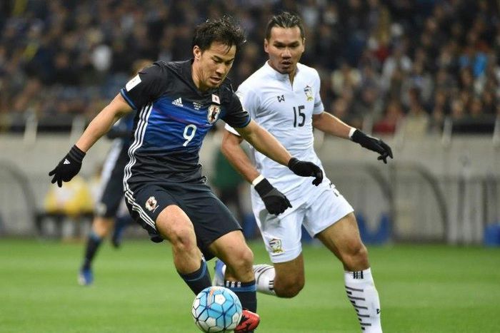 Japan forward Shinji Okazaki (L) is tracked by Thailand's Koravit Namwiset during World Cup 2018 group B qualifying match in Saitama on March 28, 2017