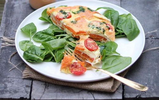 Sweet potato omelette on a bed of spinach leaves and nut - berry milk (Food Ace)