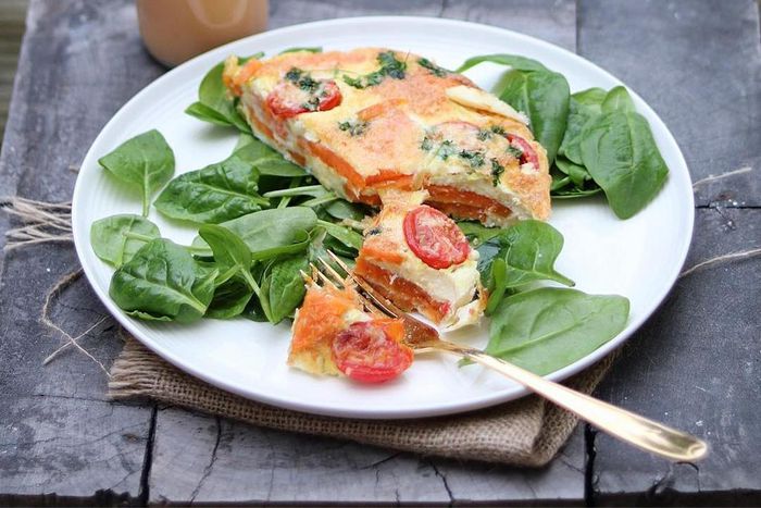 Sweet potato omelette on a bed of spinach leaves and nut - berry milk (Food Ace)