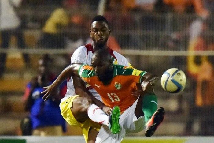 Ivory Coast's Sio Giovanni (R) vies with Mali's Samba Sow during the FIFA World Cup 2018 football qualification match between Ivory Coast and Mali at the stade de la Paix in Bouake on October 8, 2016