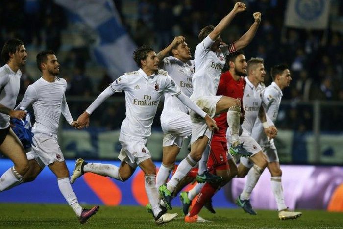 AC Milan's players celebrate at the end of the Italian Serie A football match between Empoli and AC Milan on November 26, 2016