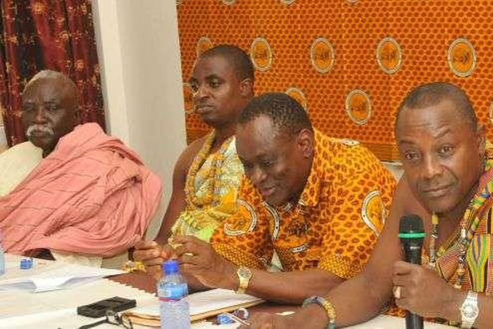 Nana Soglo Alloh IV (with the microphone)