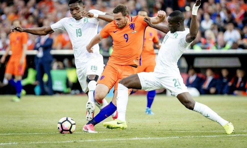 Netherlands' Vincent Janssen (C) clashes with Simon Deli (L) and Eric Bailly of Ivory Coast during a football match in Rotterdam on June 4, 2017