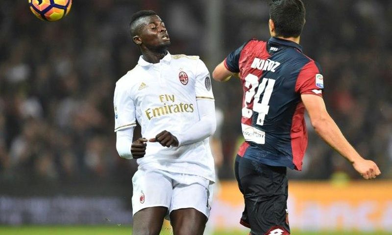 AC Milan's forward M'Baye Niang (L) fights for the ball with Genoa's defender Ezequiel Munoz during the Italian Serie A football match October 25, 2016
