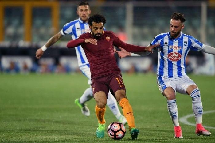 Roma's midfielder Mohamed Salah (C) vies with Pescara's defender Francesco Zampano (R) during the Italian Serie A football match between Pascara and Roma on April 24, 2017