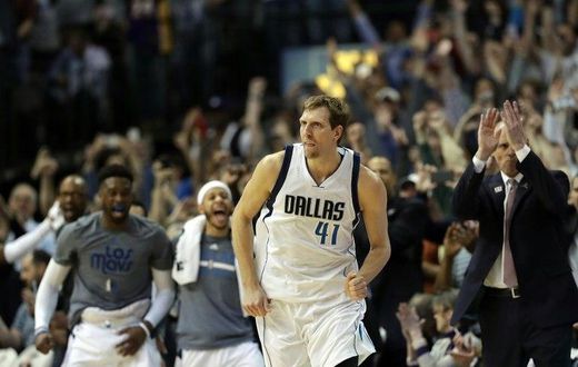 Dirk Nowitzki became only the sixth player in NBA history to reach 30,000 career points with a fadeaway jump shot in the second quarter against the Los Angeles Lakers