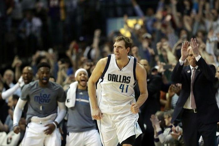 Dirk Nowitzki became only the sixth player in NBA history to reach 30,000 career points with a fadeaway jump shot in the second quarter against the Los Angeles Lakers