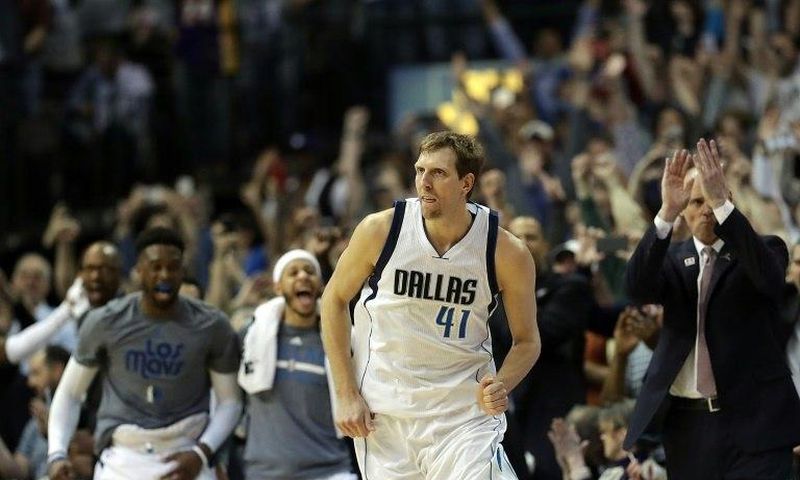 Dirk Nowitzki became only the sixth player in NBA history to reach 30,000 career points with a fadeaway jump shot in the second quarter against the Los Angeles Lakers