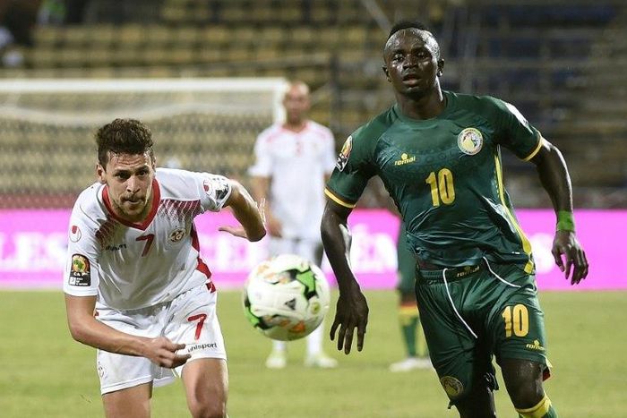 Tunisia's Youssef Msakni (L) fights for the ball with Senegal's Sadio Mane during their 2017 Africa Cup of Nations Group B match, in Franceville, on January 15, 2017