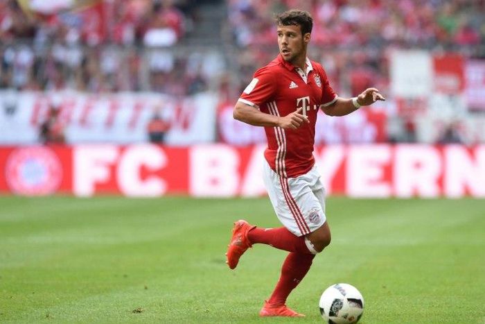 Bayern Munich's Juan Bernat looks for an opening during the match against Cologne in Munich, southern Germany, on October 1, 2016