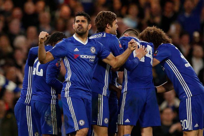 Kante celebrates scoring their first goal with teammates
