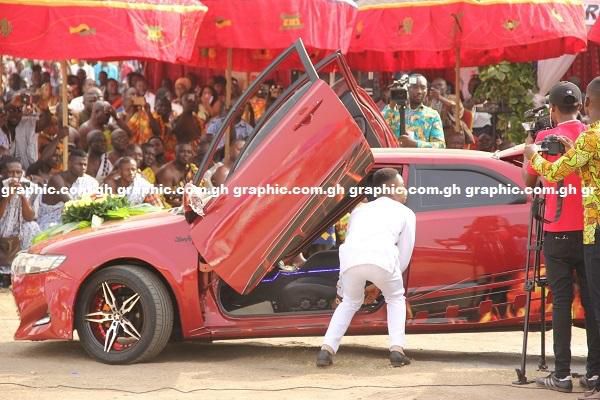 Kantanka outdoors spots car with only three tyres