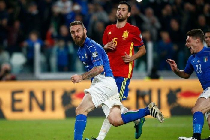 Italy's midfielder Daniele De Rossi celebrates after scoring a penalty on October 6, 2016