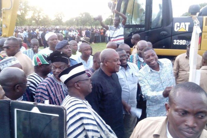 Mahama cuts sod for dam