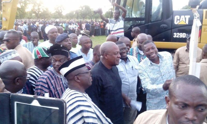 Mahama cuts sod for dam