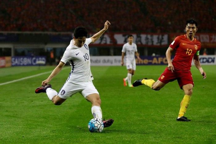 Nam Taehee (left) of South Korea kicks the ball during the World Cup football qualifying match against China in Changsha, China's central Hunan province on March 23, 2017