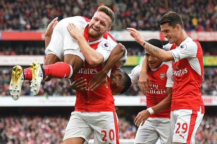 Theo Walcott (L) celebrates with teammates Shkodran Mustafi (2nd L), Alexis Sanchez (2nd R) and Granit Xhaka after scoring Arsenal's second goal against Swansea City