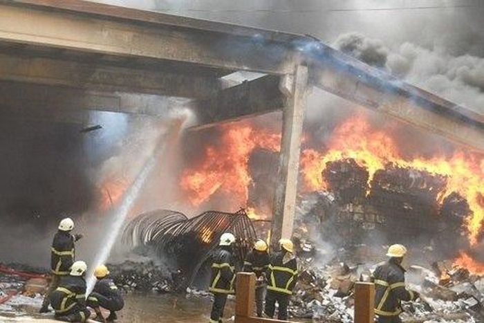 ___5960810___https:______static.pulse.com.gh___webservice___escenic___binary___5960810___2016___12___28___13___Fire-personnel-putting-off-the-fire