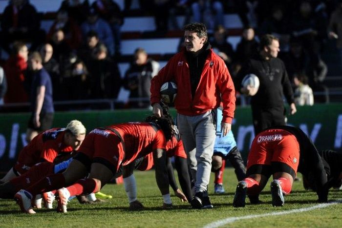 RC Toulon's head coach Mike Ford oversees a warm-up session prior to their European Rugby Champions Cup match against Sale Sharks, at the Mayol Stadium in Toulon, on January 15, 2017