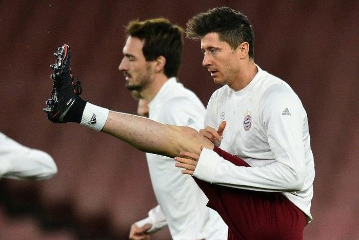 Bayern Munich's Robert Lewandowski (R) attends a team training session ahead a Champions League match in London, in March 2017