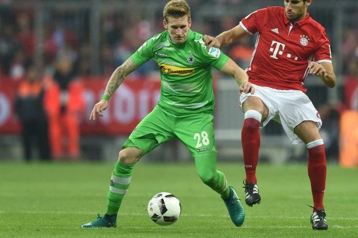 Moenchengladbach's striker Andre Hahn (L) and Bayern Munich's midfielder Javi Martinez vie for the ball during the German first division Bundesliga football match between FC Bayern Munich and Borussia Moenchengladbach on October 22, 2016