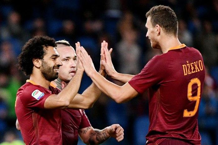 AS Roma's forward Mohamed Salah (L) celebrates with teammates Edin Dzeko (R) and Radja Nainggolan after scoring on November 6, 2016