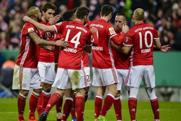 Bayern Munich's striker Robert Lewandowski (C) celebrates the third goal with teammates during the German Cup DFB Pokal quarter-final football match against Schalke 04 March 1, 2017