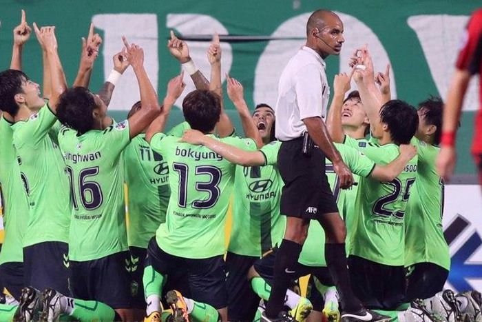 South Korea's Jeonbuk Hyundai Motors players celebrate Leonardo Rodrigues Pereira's goal against FC Seoul, during their AFC Champions League semi-final first leg match, in Jeonju, on September 28, 2016