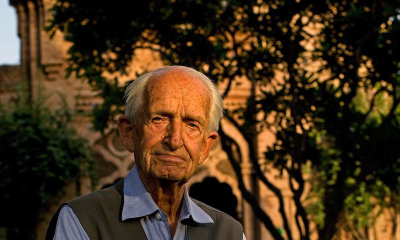 Geoffrey Langlands, Lauded British Educator in Pakistan, Dies at 101