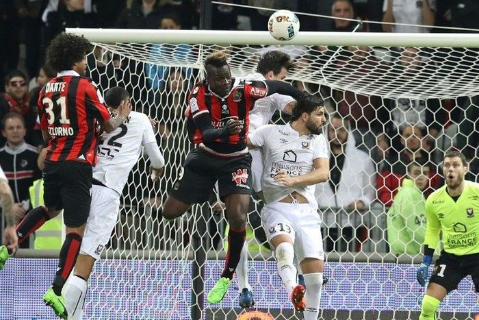 Nice's forward Mario Balotelli (C) heads the ball during the French L1 football match Nice vs Caen on February 10, 2017 at the Allianz Riviera stadium in Nice, southeastern France