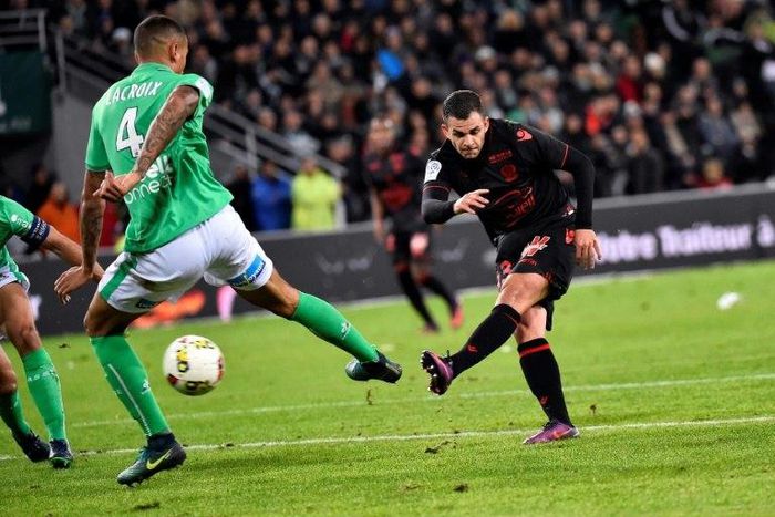 Nice?s midfielder Valentin Eysseric (R) scores a goal during the French L1 football match against Saint-Etienne November 20, 2016