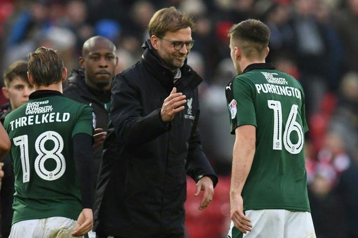 Liverpool's manager Jurgen Klopp (C) congratulates Plymouth's defender Ben Purrington on January 8, 2017