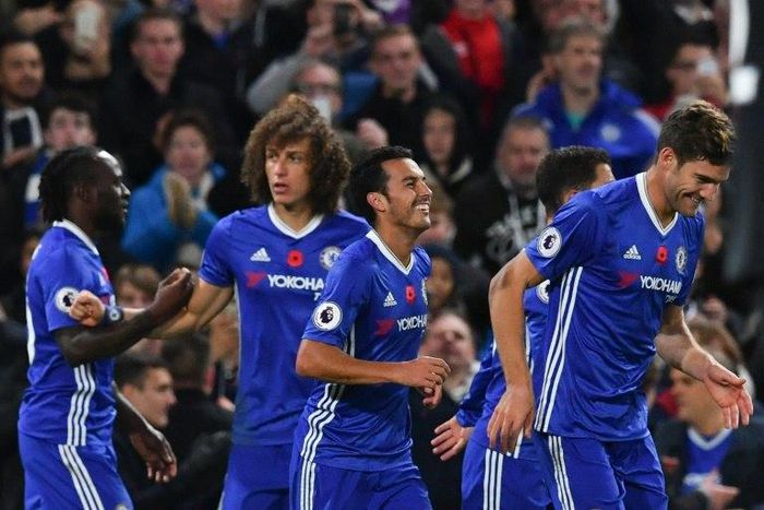 Chelsea's Spanish midfielder Pedro (C) celebrates with teammates after scoring their fifth goal against Everton at Stamford Bridge in London on November 5, 2016
